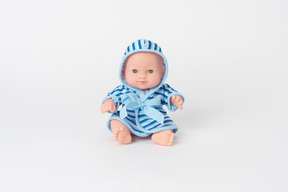 Sessão de boneco de bebê fofo isolado em um fundo branco liso