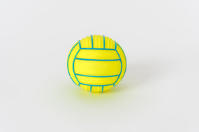 Pelota de voleibol de colores sobre un fondo blanco
