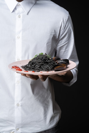 Schwarze meeresfrüchte pasta als hauptgericht