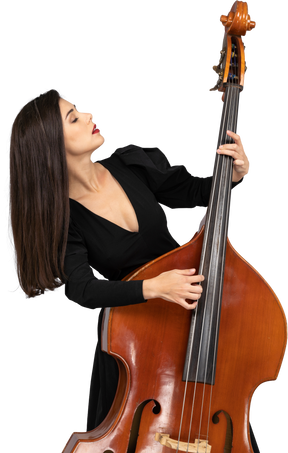 Primo piano di una giovane donna in abito nero che suona il suo contrabbasso