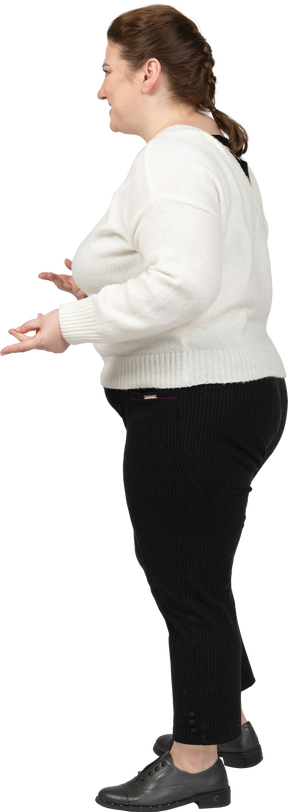 Mujer enojada de talla grande en suéter blanco