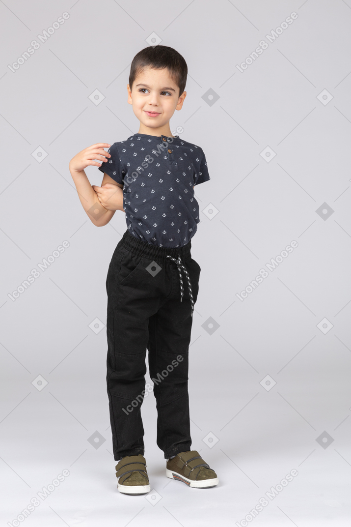 一个穿着休闲服的快乐男孩的前视图