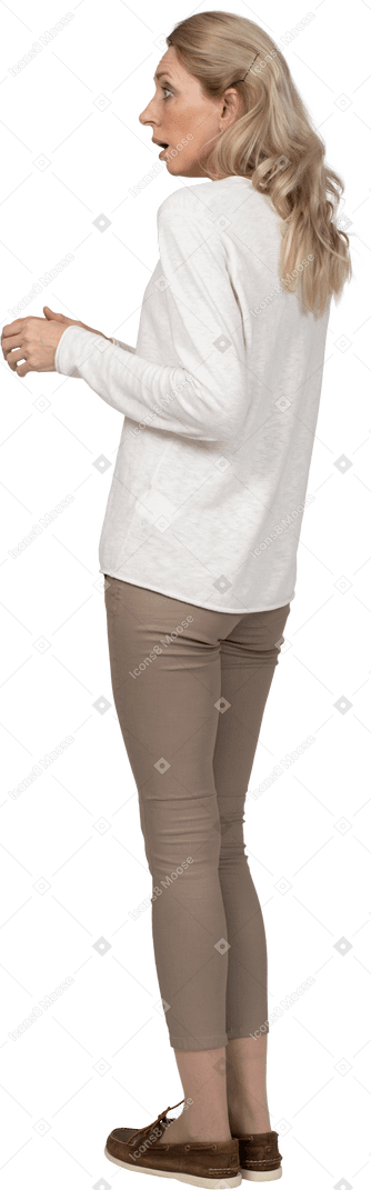 Donna in abiti casual in piedi