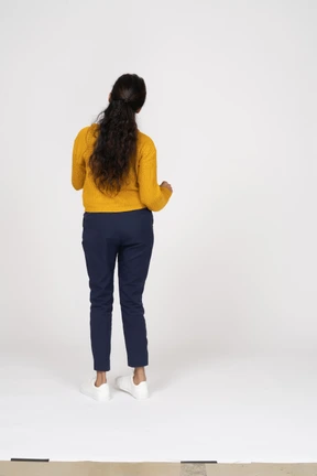Vista trasera, de, un, bailarina, en, ropa casual