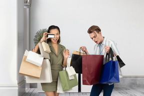 Cara ajudando menina com sacos de compras