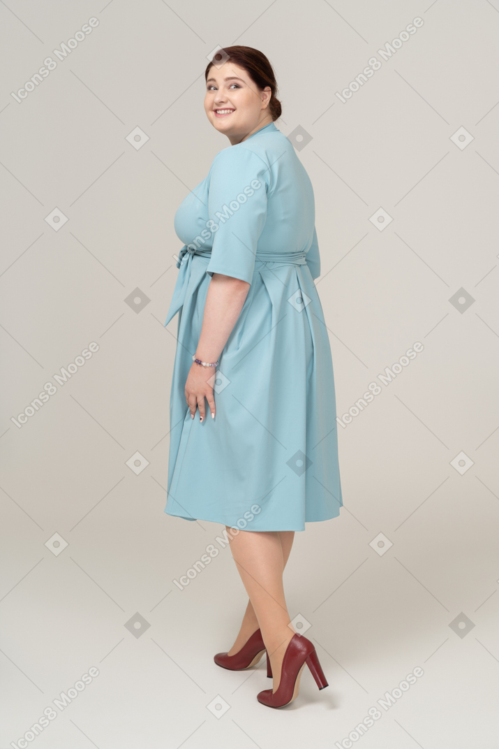 파란 드레스를 입은 행복한 여자의 옆모습