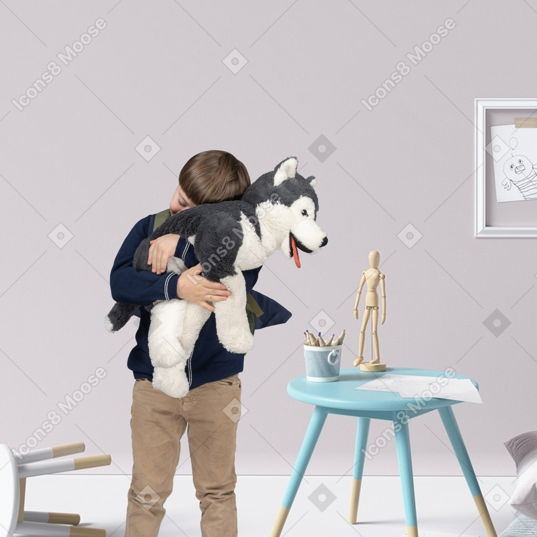 Niño jugando con un perro de juguete