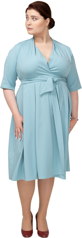 Vista frontale di una donna in abito blu