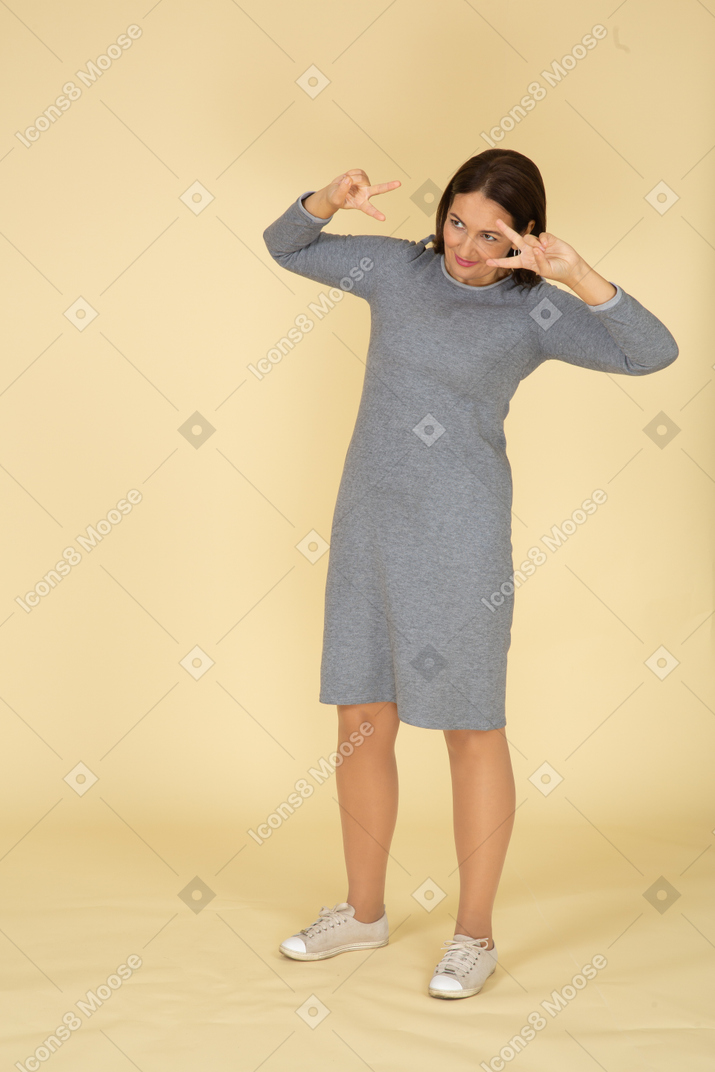 Vista lateral, de, un, mujer, en, vestido gris, gesticular