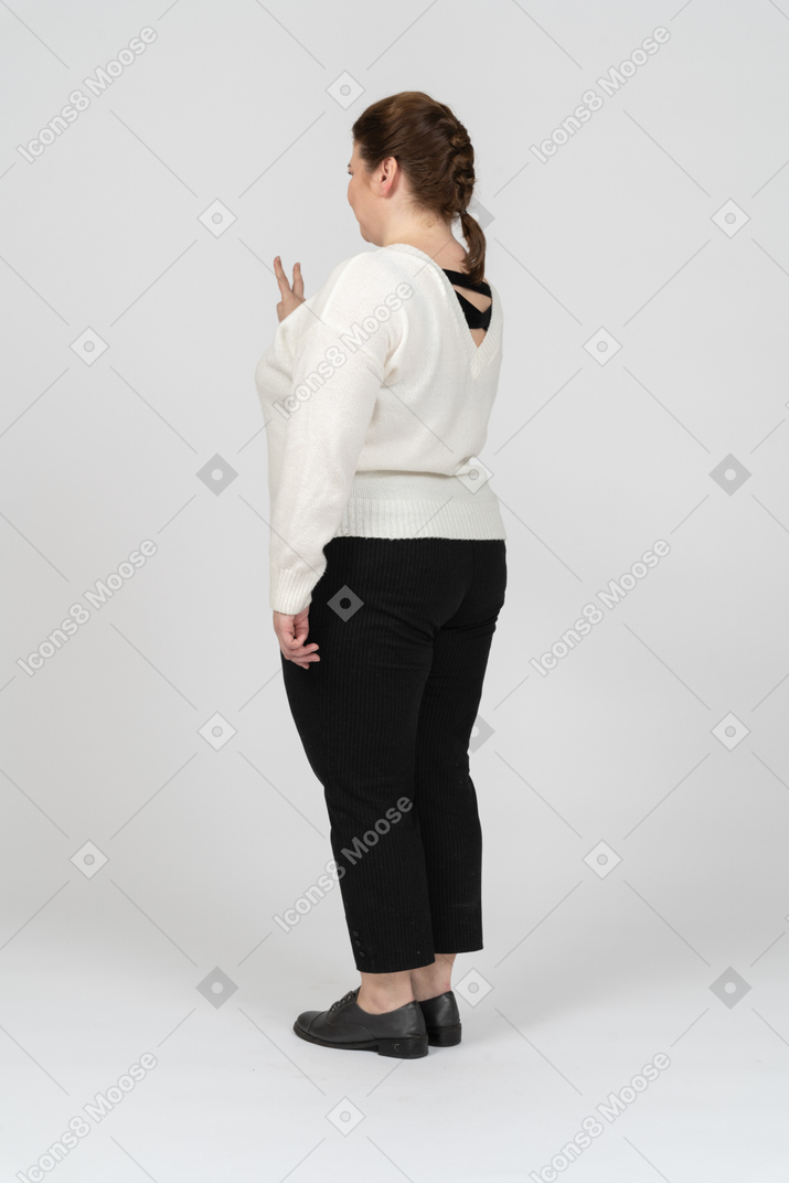포즈를 취하는 캐주얼 옷에 통통한 여자
