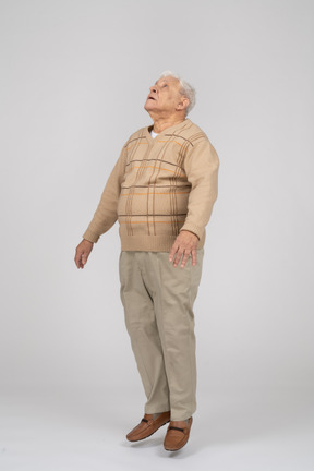 Vue de face d'un vieil homme en vêtements décontractés sautant
