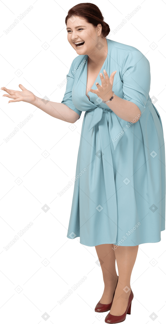 Вид спереди счастливой женщины в синем платье жесты
