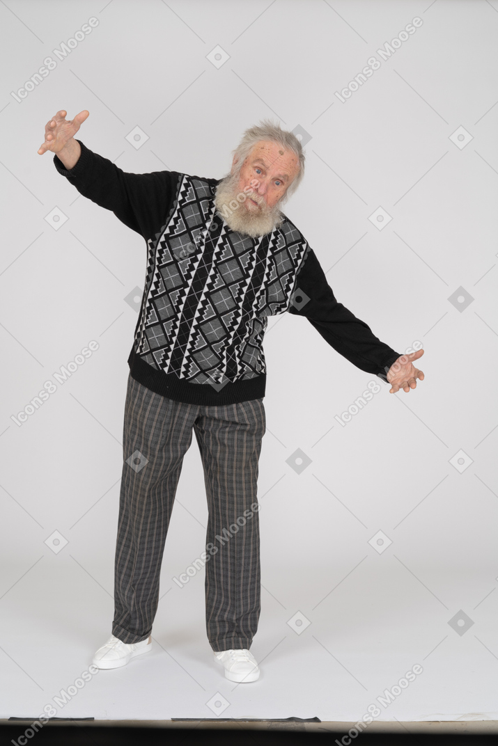 Старик показывает длинный жест руками