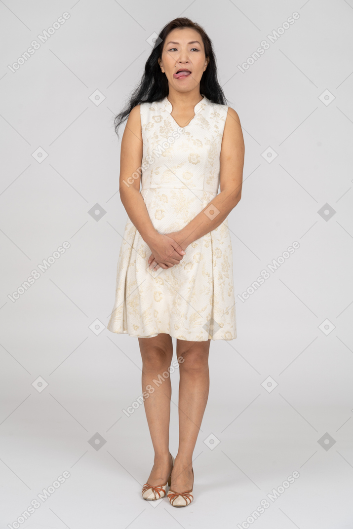 Mulher de vestido branco em pé