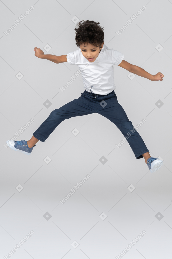 一个跳跃的男孩