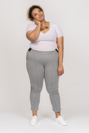 Encantada mulher plus size sonhando acordada