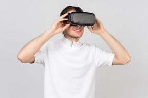 Aufgeregter mann, der die virtuelle realität erkundet