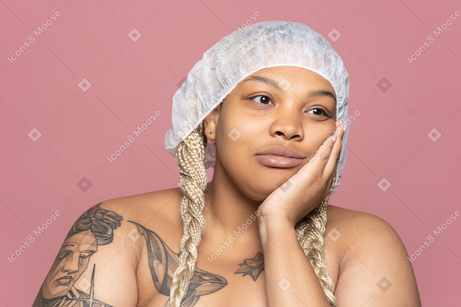 Mujer rubia esperando un procedimiento de belleza