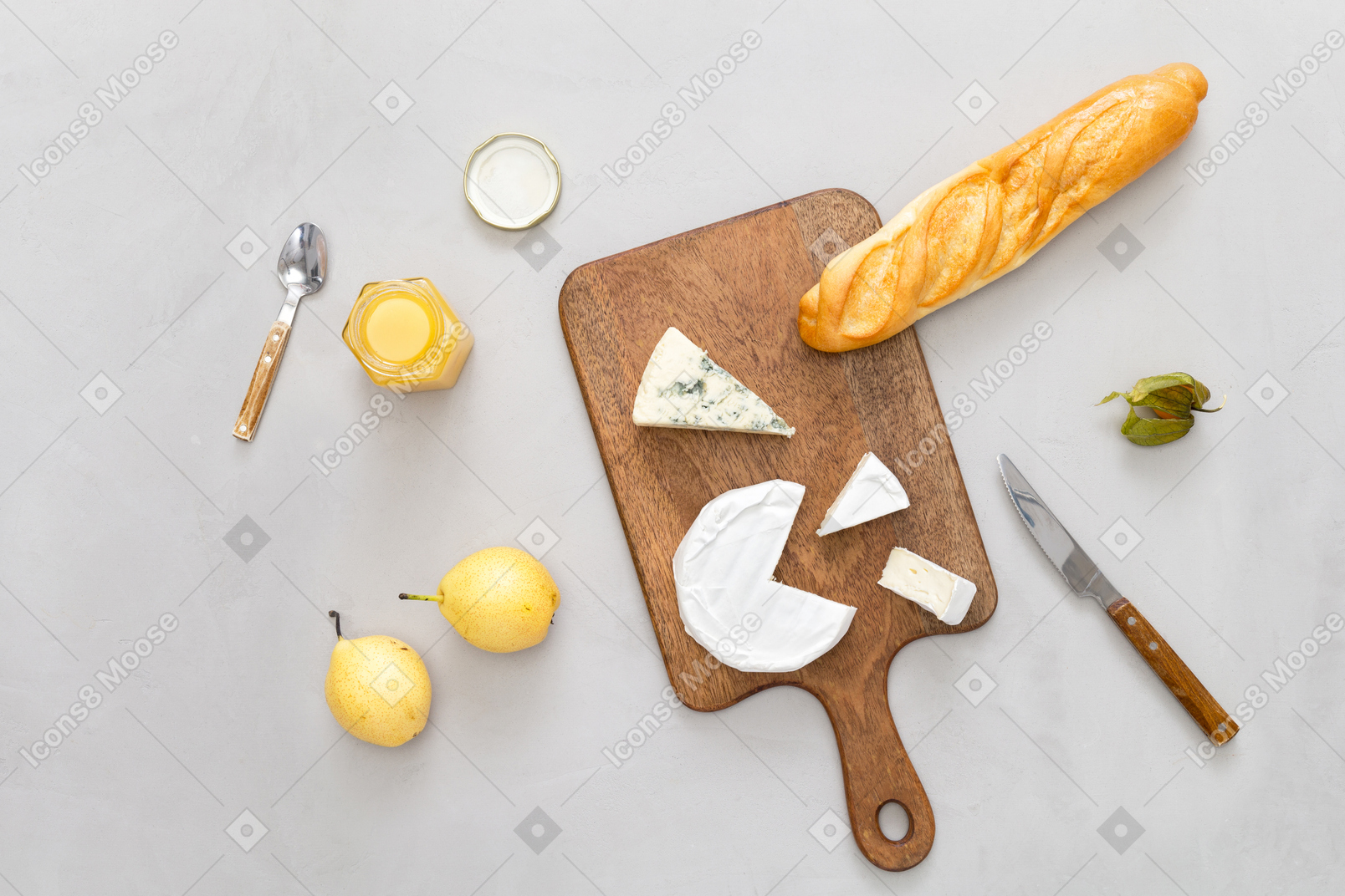 Planche à découper avec de la baguette et du fromage, des poires et du miel