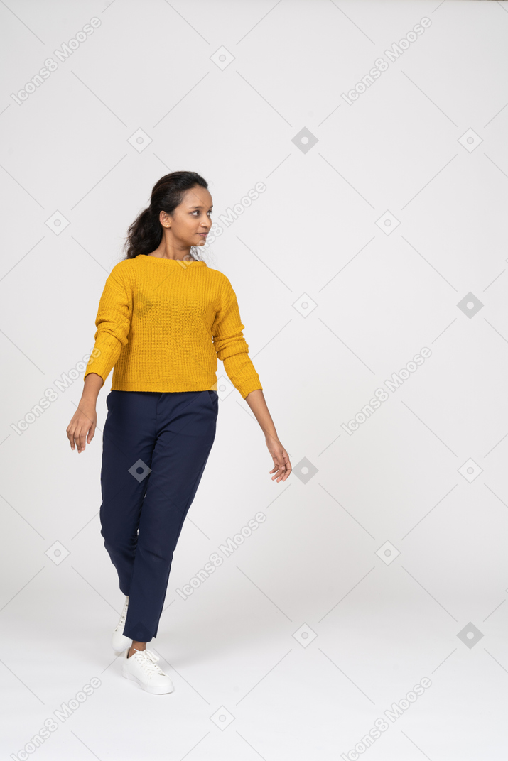 一个穿着休闲服的女孩向前走的前视图