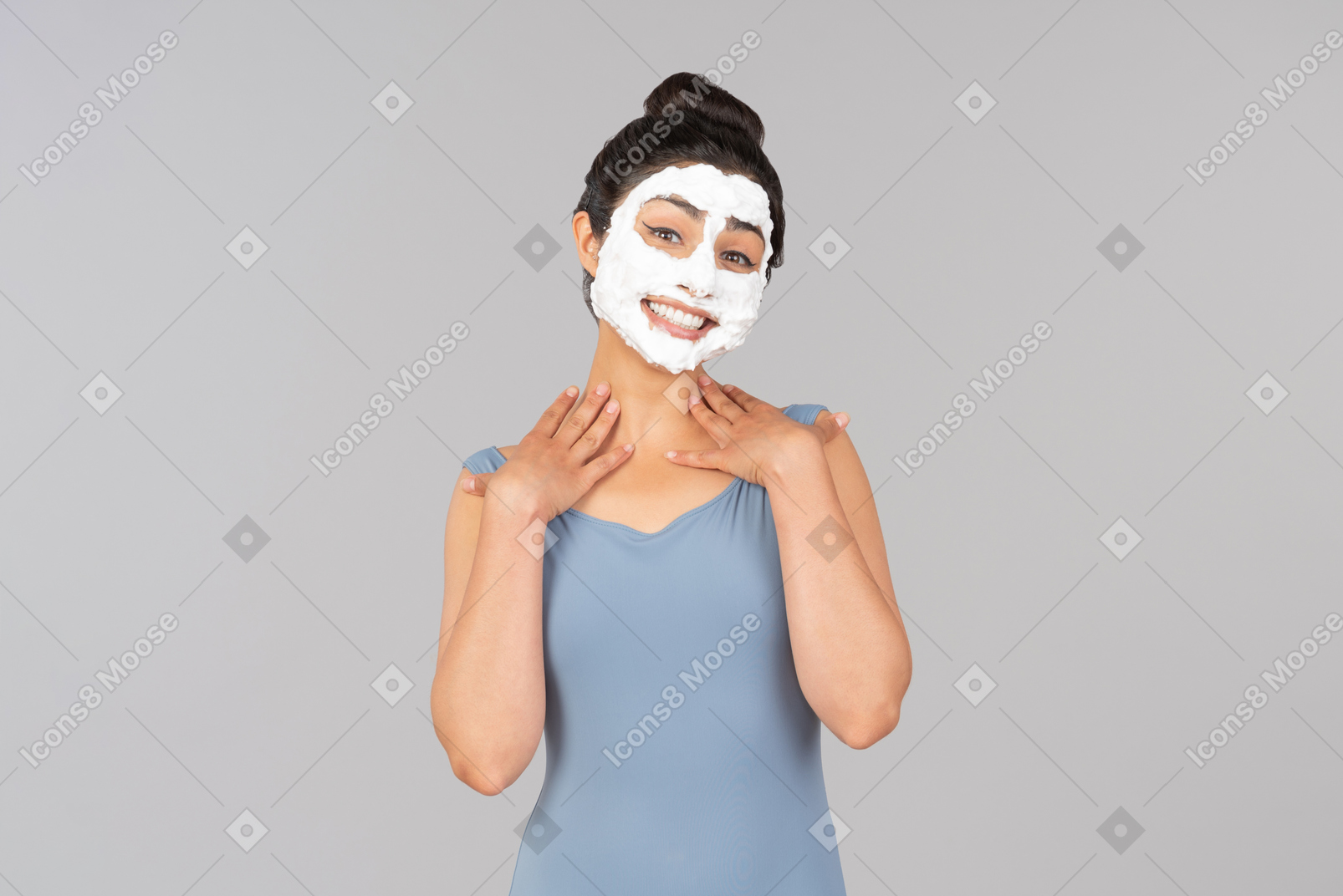 笑顔で白い顔のマスクを持つ女性