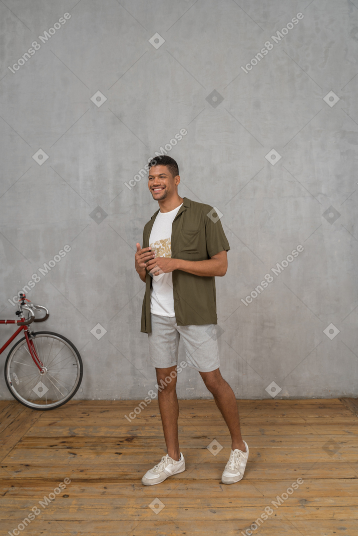 Homme souriant en vêtements décontractés