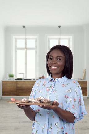 Giovane bella donna afro