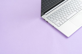 Keyboard reflecting in laptop screen