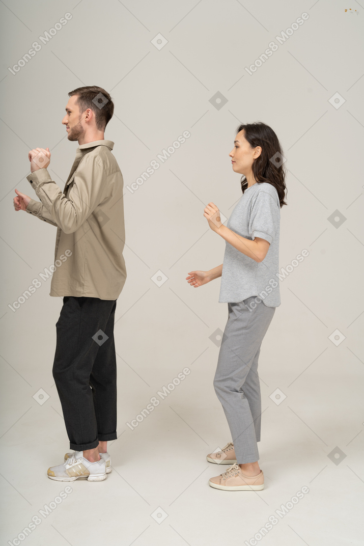 Joven pareja bailando