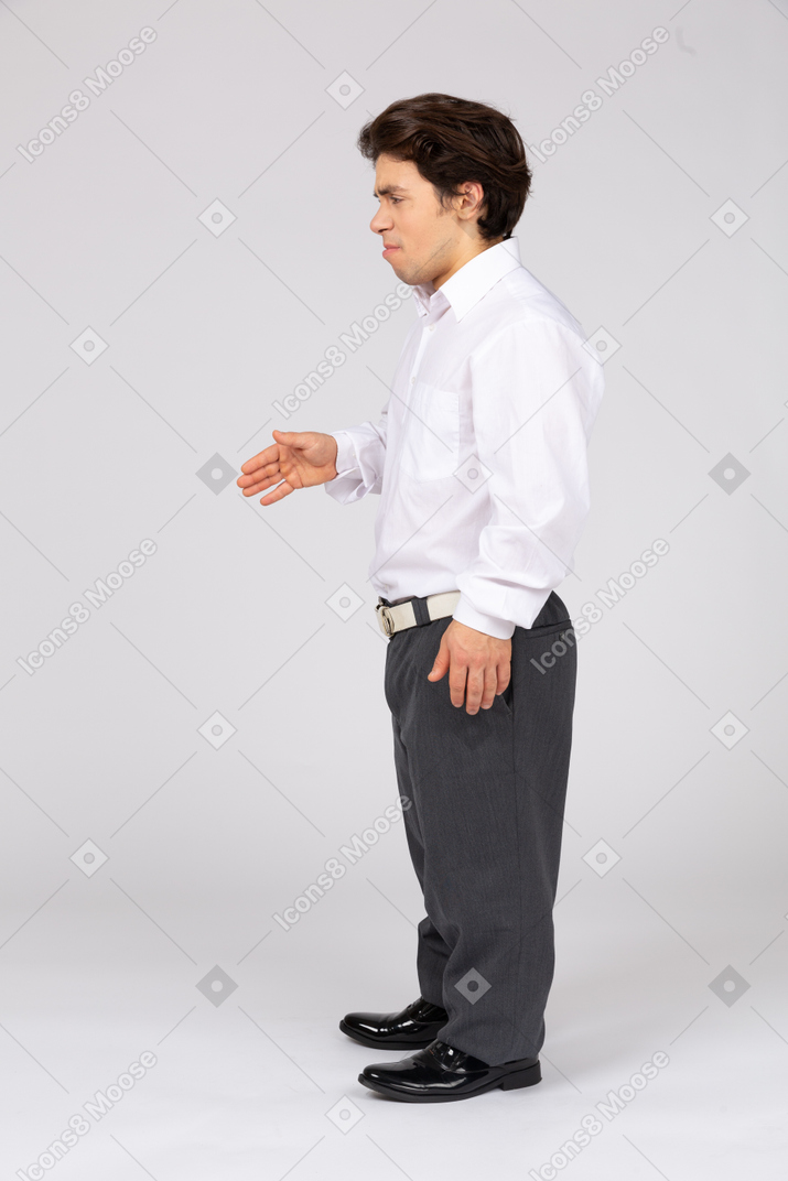 Homem inseguro em roupas casuais de negócios, dando a mão para um aperto de mão