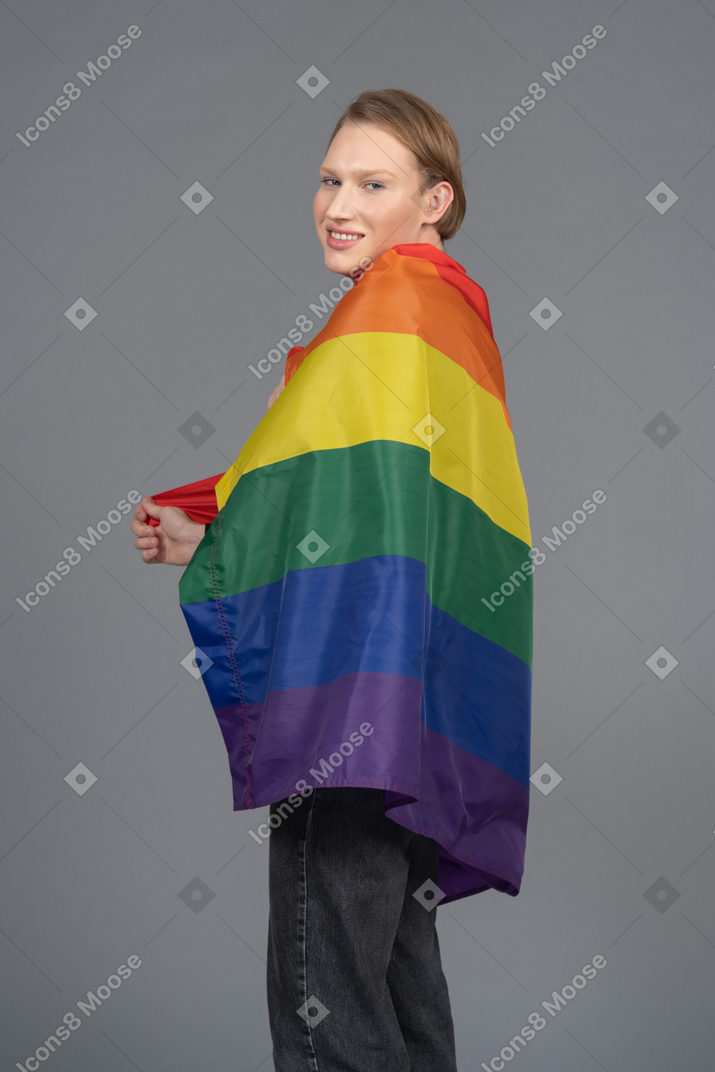 Pessoa envolta em uma bandeira do orgulho