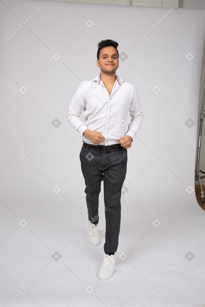 Hombre con camisa blanca caminando