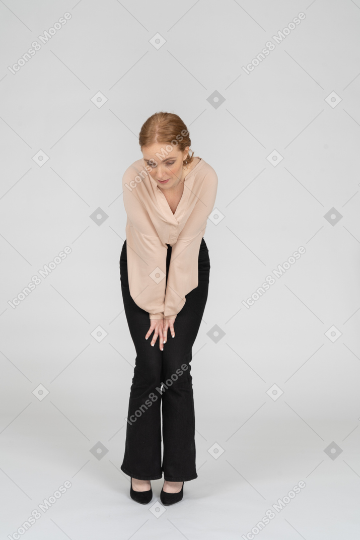 Frau in der schönen bluse stehend