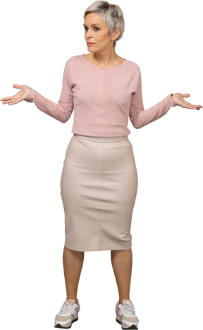Vista frontale di una donna in abiti casual in piedi con le braccia tese