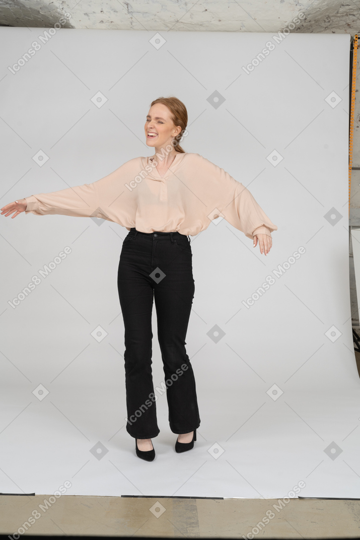 Donna in camicetta beaufitul in piedi