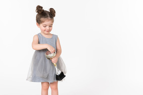 Niña sosteniendo una copa de premio