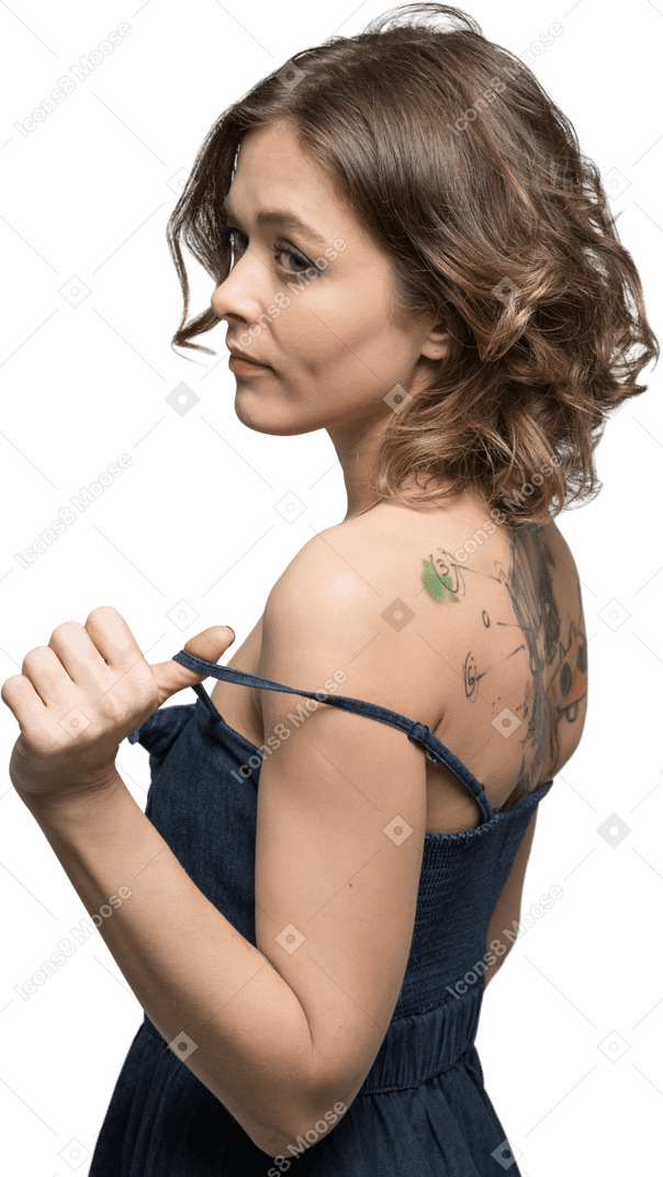 Mulher com tatuagem nas costas se despindo