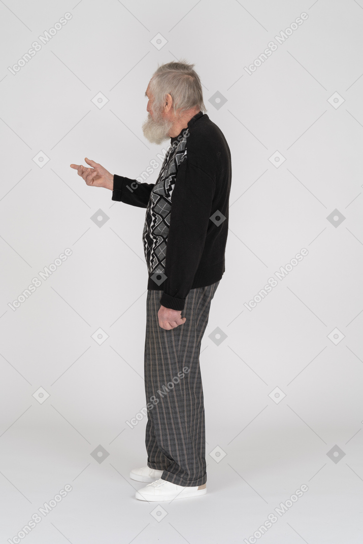 Vista traseira de um homem idoso, estendendo a mão