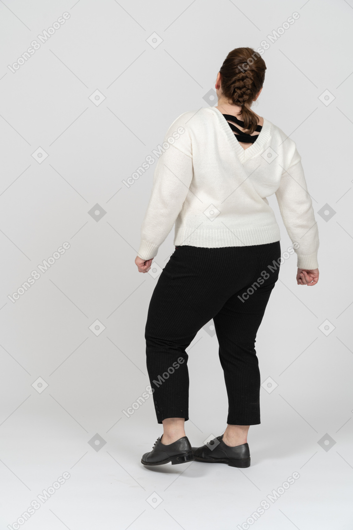 Плюс размер женщина в повседневной одежде стоя