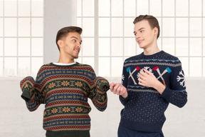 Hombres jóvenes felices en suéteres de punto