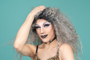 Portrait d'une drag queen posant la main sur le dessus de la tête