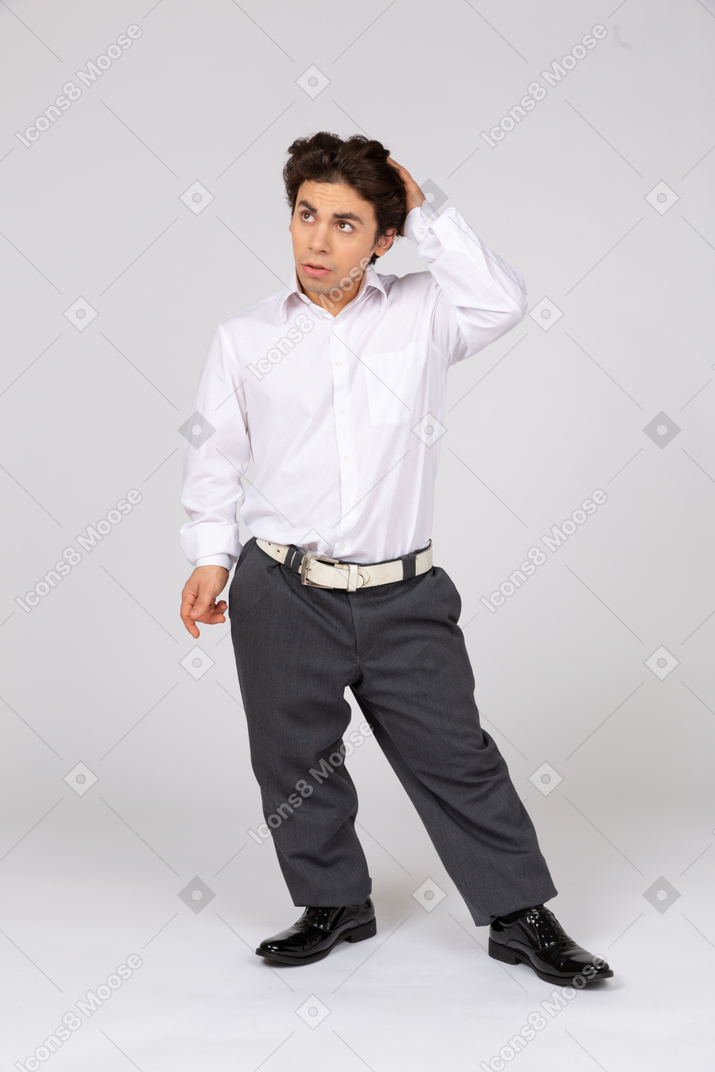 Vista frontal de un hombre con ropa formal tocándose la cabeza