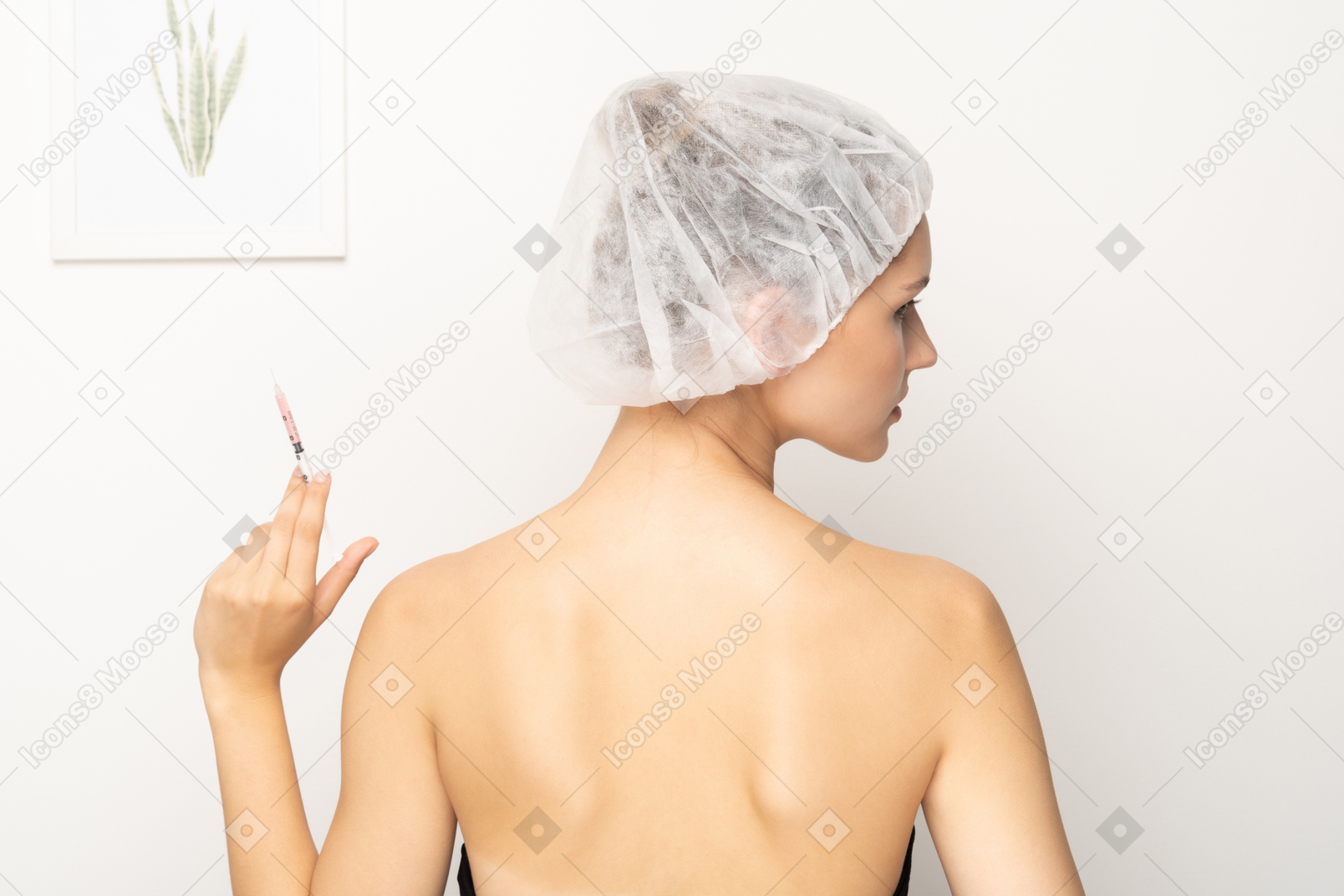 Vista posteriore di una giovane donna con una siringa