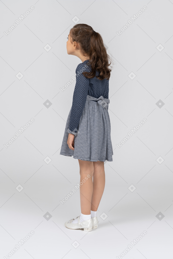Vista traseira de uma menina com o pescoço esticado