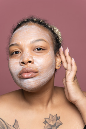 Mujer aplicando mascarilla cremosa