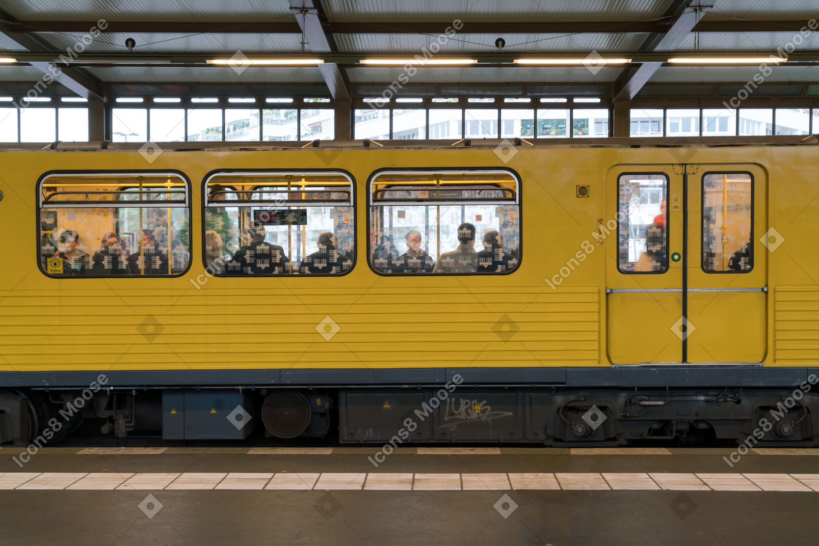 노란색 기차 배경