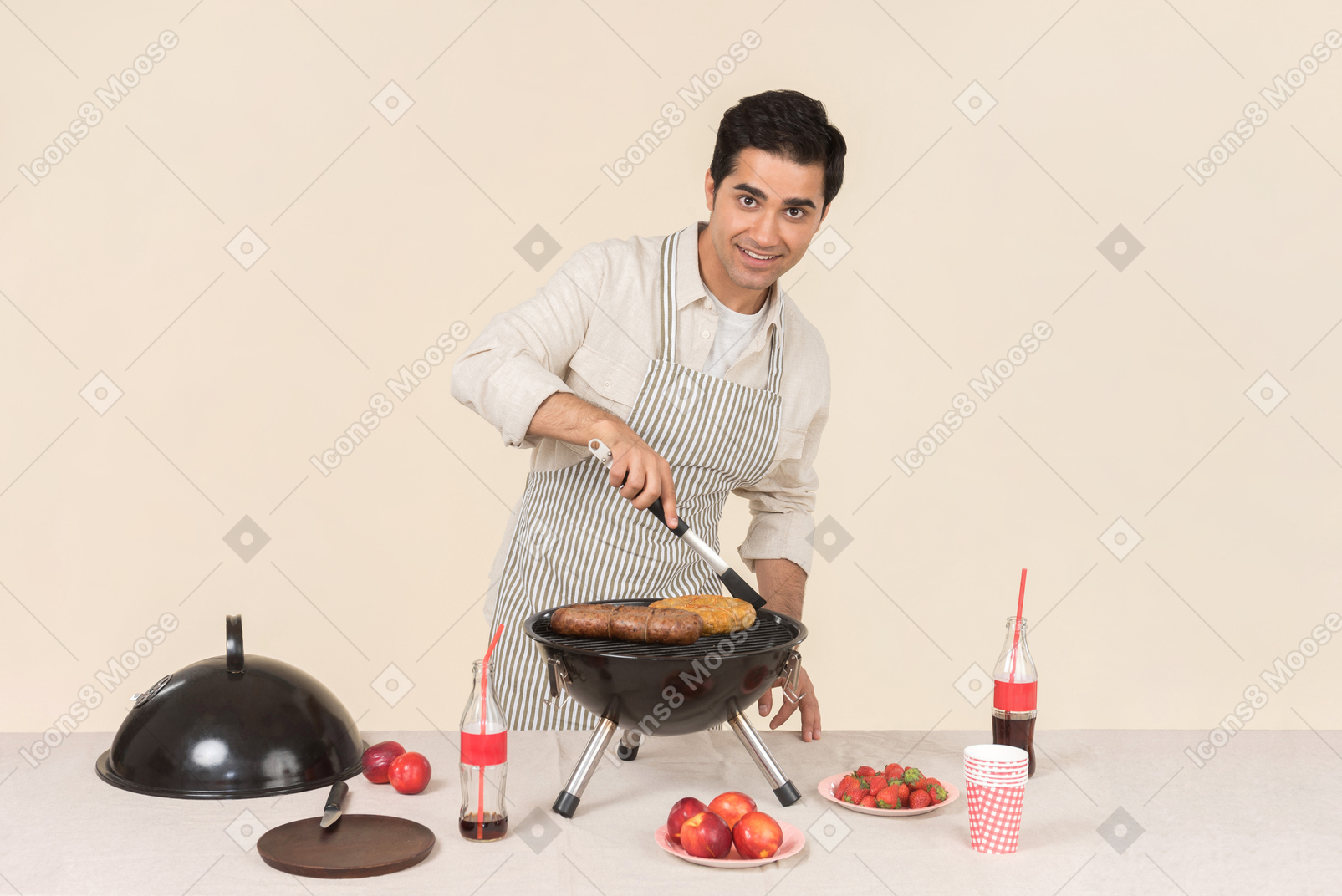 Jovem homem caucasiano preparando churrasco