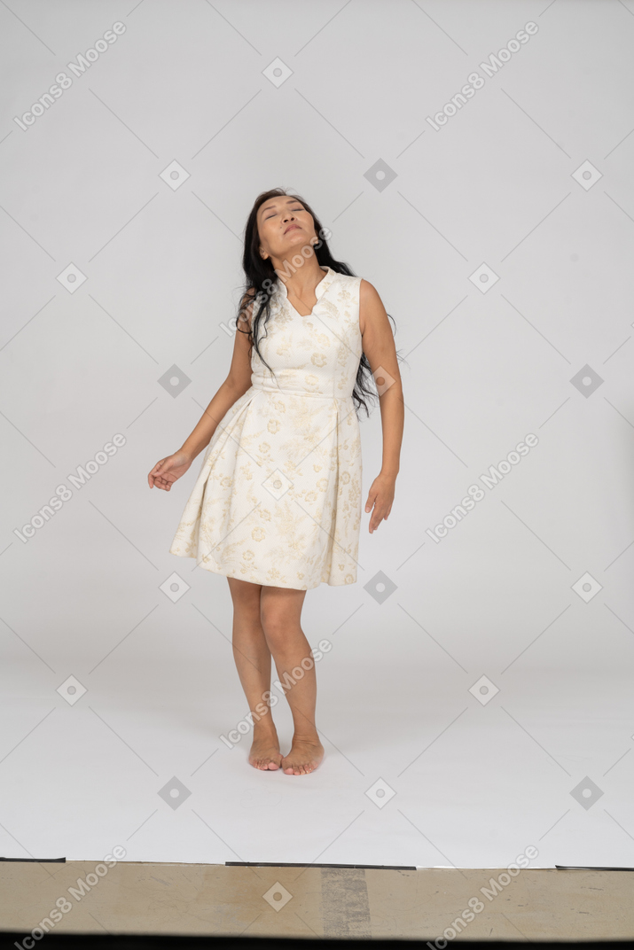 Mujer en hermoso vestido de pie