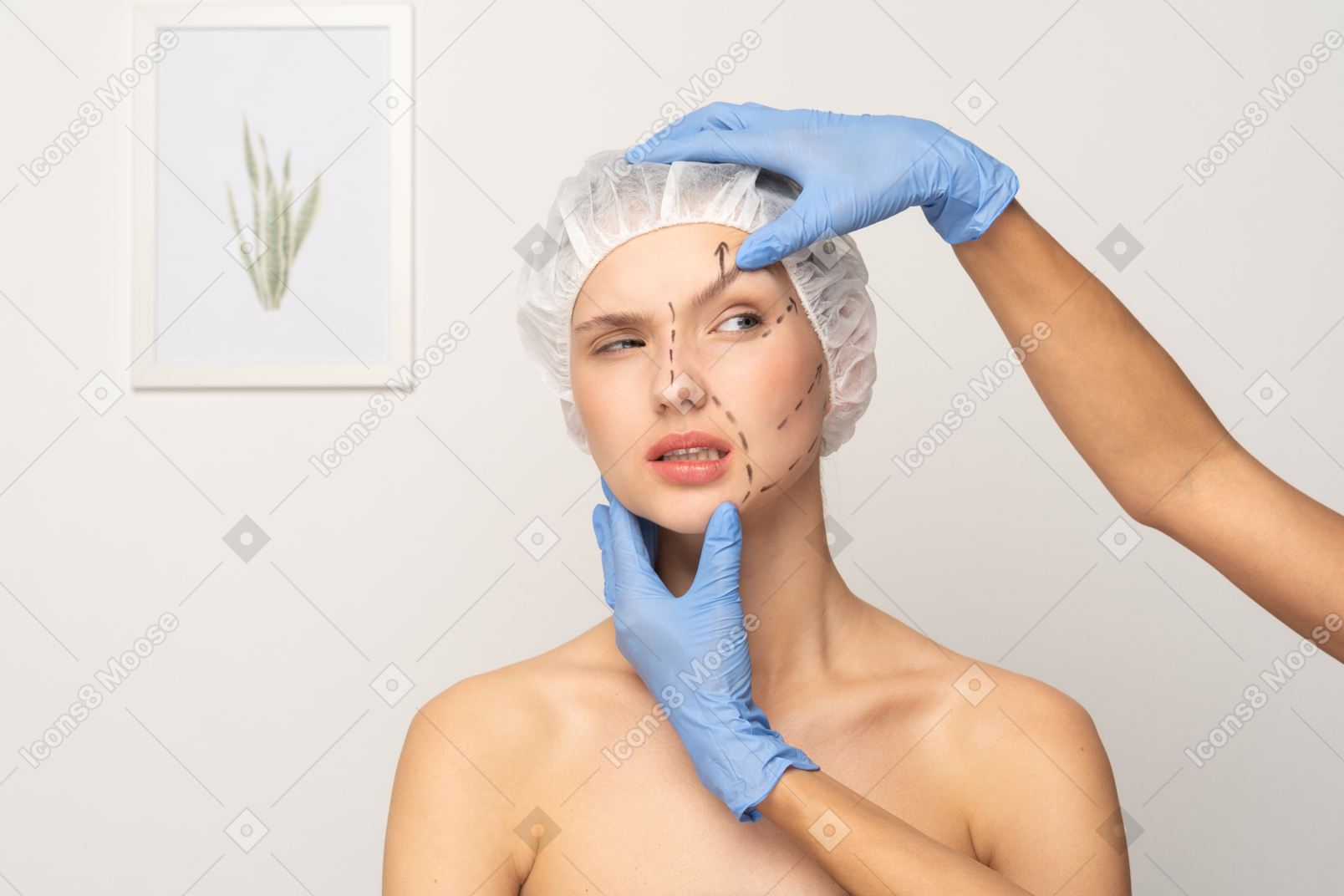 Mujer joven con marcas en la cara y manos estirando su piel