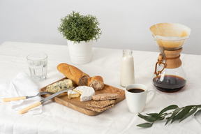 Collations au fromage et savoureuse tasse de café frais